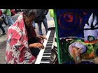 Vagabundo tocando piano en paseo Ahumada Chile