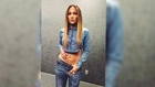 Jennifer Lopez muestra su abdomen tonificado en traje de jean
