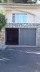 Porte de garage latérale Normstahl motorisée. Finition Flair, coloris gris Ral 9007. Posée par APG Accès Portes de Garage.